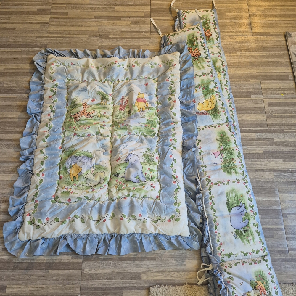 Disney Winnie the Pooh Blue and Cream Ruffled Crib Quilt